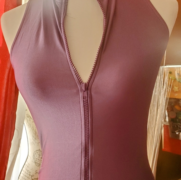 FITNESS FASHIONESTA wear halter/ mock 🐢 neck - Picture 2 of 12